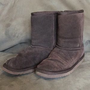Brown size 10 ugg-style boots